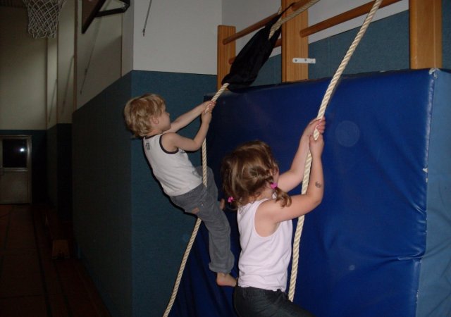 Die Kita Kratzbürsten bietet Kinderturnen und Bewegungsspiele, an unterschiedlichen Orten innerhalb unseres Kinder Betreuung - Angebotes an.