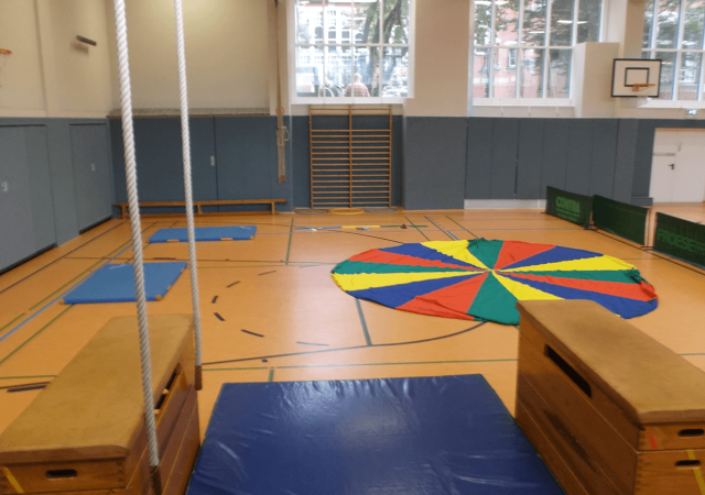 Indoorsport in der Kita Die Kita Kratzbürsten bietet Kinderturnen und Bewegungsspiele, an unterschiedlichen Orten innerhalb unseres Kinder Betreuung - Angebotes an.