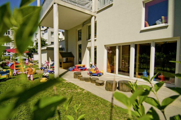 Mini Kratzbürsten, Garten, Außenbereich   - Frische Luft im Außenbereich, dem Garten. Im Außenbereich der Mini Kratzbürsten werden durch das Spiel besonders viele Sinne des Kindes angeregt. Dort gibt es viele Gerüche, Geräusche, Materialien und Unebenheiten zu erforschen und zu beobachten. 