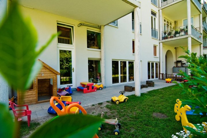 Mini Kratzbürsten, Garten, Außenbereich   - Frische Luft im Außenbereich, dem Garten. Im Außenbereich der Mini Kratzbürsten werden durch das Spiel besonders viele Sinne des Kindes angeregt. Dort gibt es viele Gerüche, Geräusche, Materialien und Unebenheiten zu erforschen und zu beobachten. 