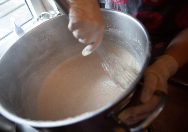 Hier wird täglich frisch gekocht. Mit regionalen Bioprodukten. Auf ausgewogene, gesunde und frische Lebensmittel legen wir wert.