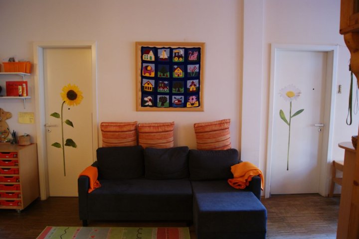 Schlafen & Geborgenheit  - Geborgenheit ist Voraussetzung für Schlaf. Wir gehen nach dem Mittagessen schlafen ihren eigenen Schlafräumen, die reizarm gestaltet wurden.